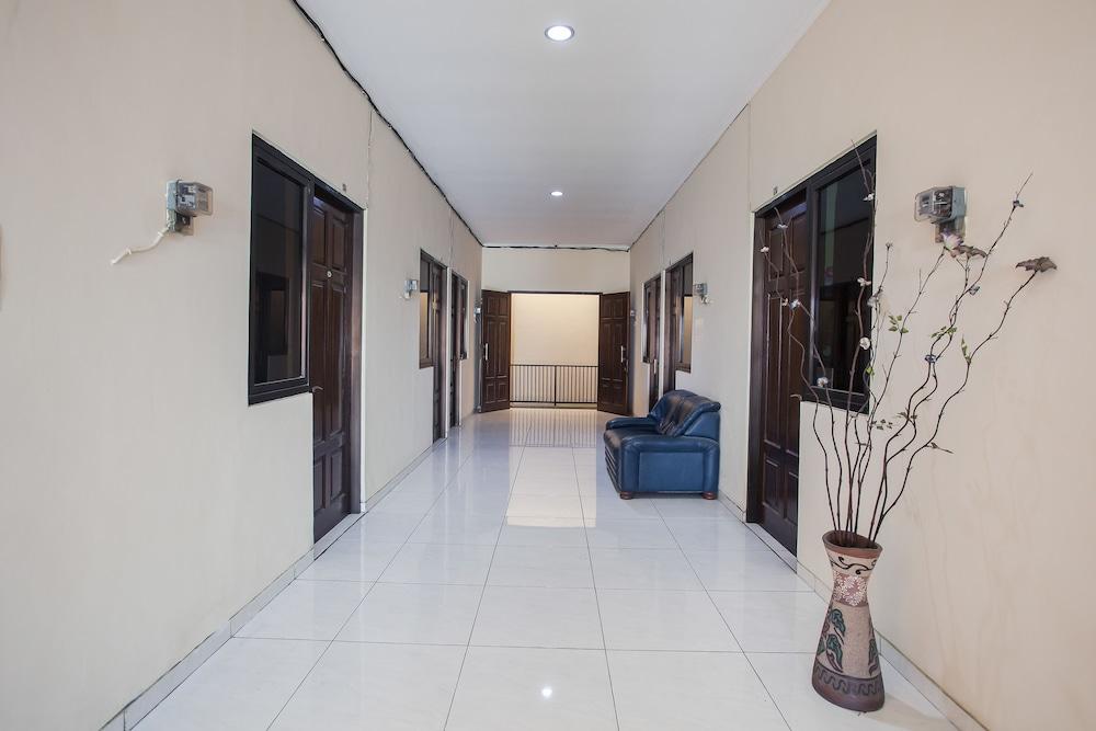 Reddoorz At Graha 99 Simomulyo Hotel Surabaya Exterior photo