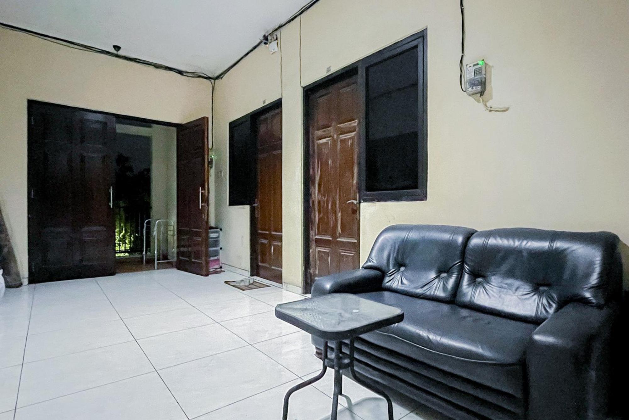 Reddoorz At Graha 99 Simomulyo Hotel Surabaya Exterior photo